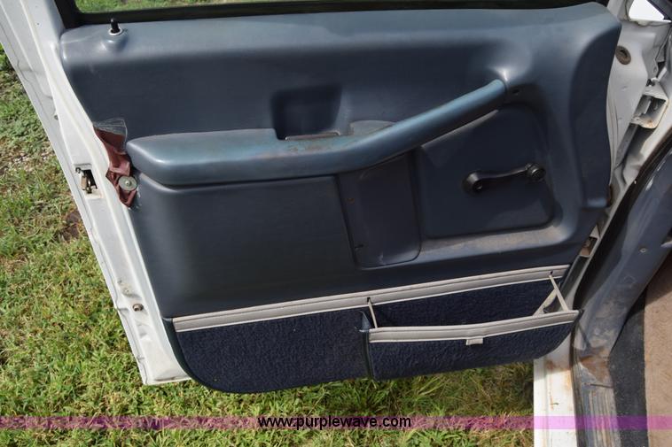 image for item L2556 1996 Ford Aerostar van