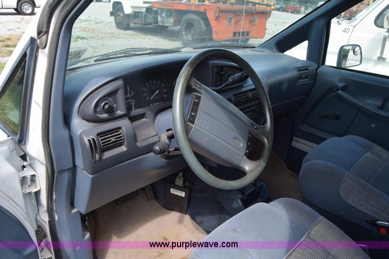 image for item L2556 1996 Ford Aerostar van