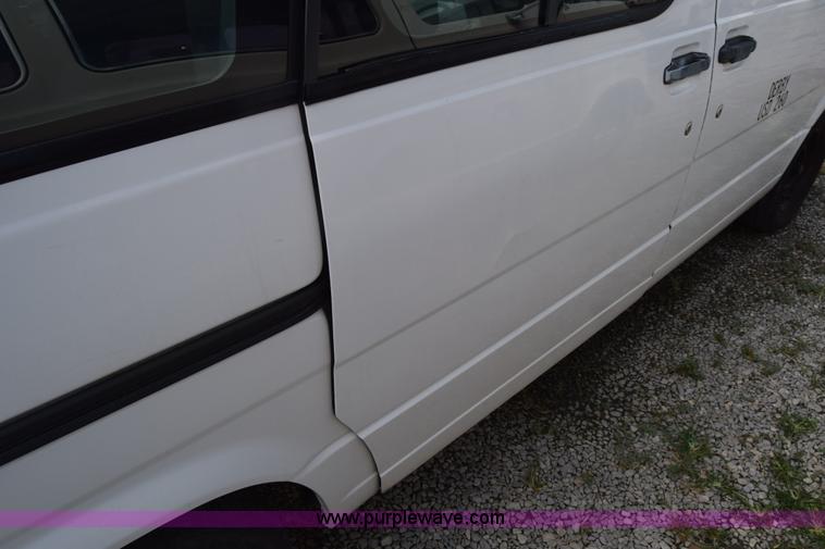 image for item L2556 1996 Ford Aerostar van