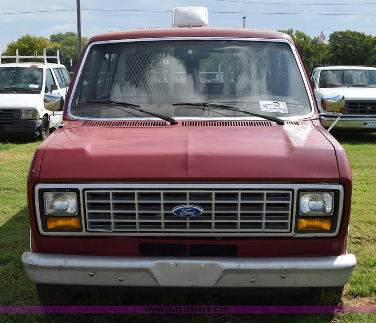 image for item L2557 1989 Ford Econoline E150 van