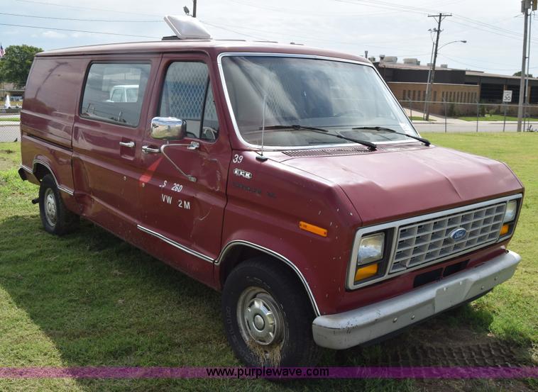 image for item L2557 1989 Ford Econoline E150 van