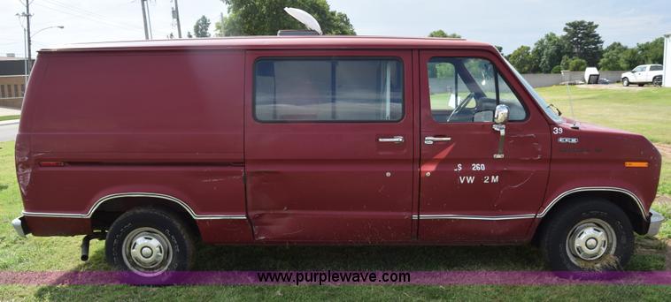 image for item L2557 1989 Ford Econoline E150 van
