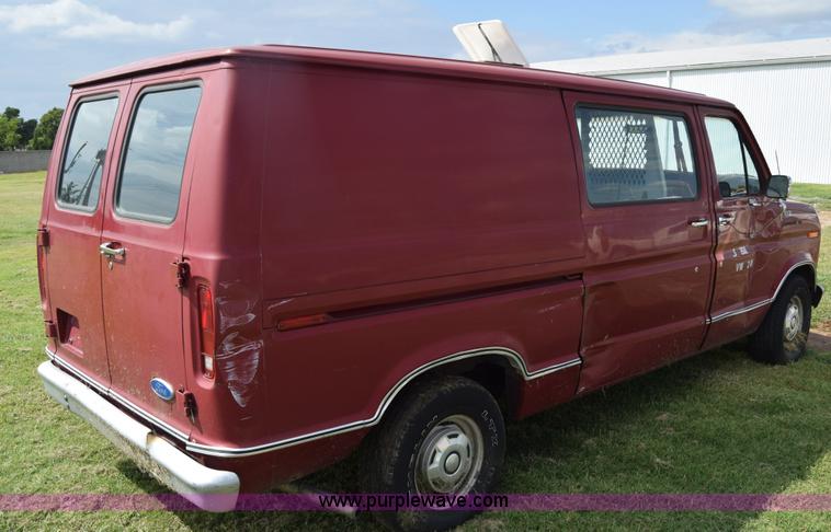 image for item L2557 1989 Ford Econoline E150 van
