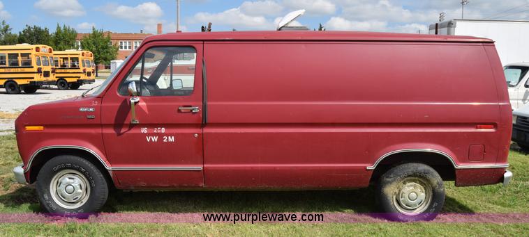 image for item L2557 1989 Ford Econoline E150 van