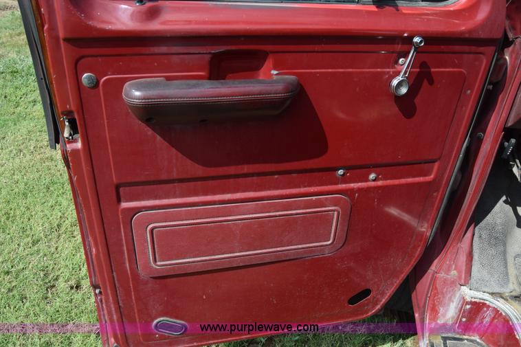 image for item L2557 1989 Ford Econoline E150 van