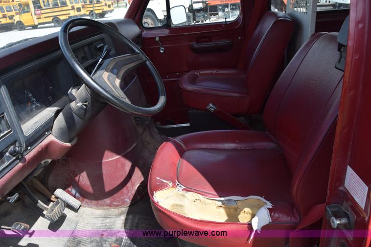 image for item L2557 1989 Ford Econoline E150 van