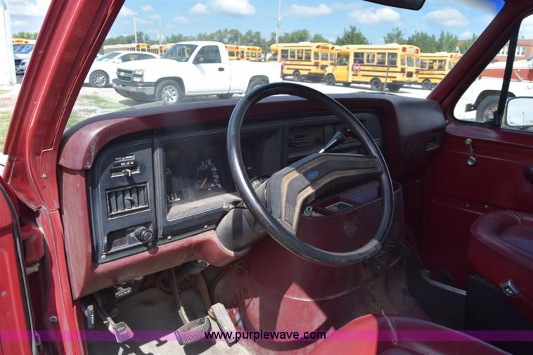 image for item L2557 1989 Ford Econoline E150 van