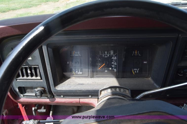 image for item L2557 1989 Ford Econoline E150 van