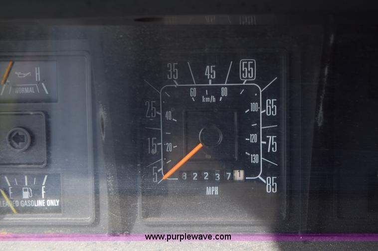 image for item L2557 1989 Ford Econoline E150 van