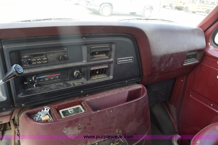 image for item L2557 1989 Ford Econoline E150 van