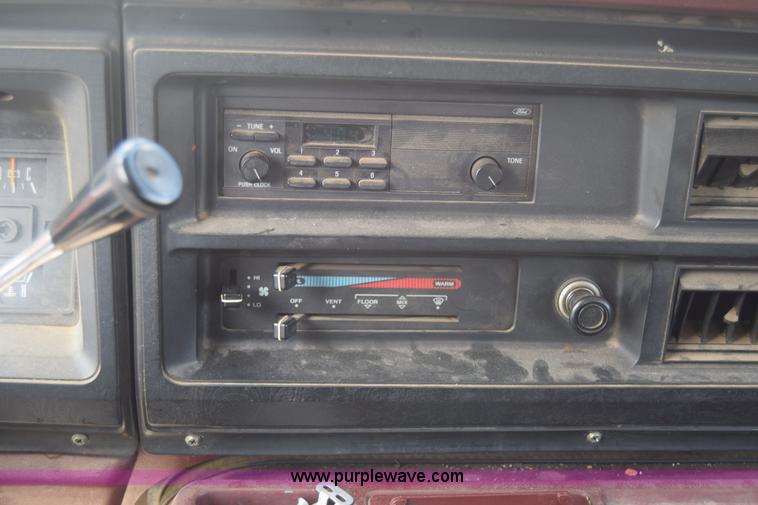 image for item L2557 1989 Ford Econoline E150 van