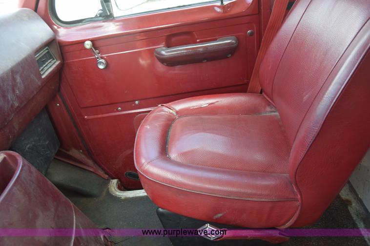 image for item L2557 1989 Ford Econoline E150 van