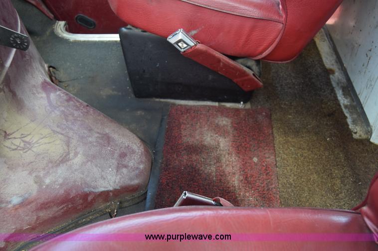 image for item L2557 1989 Ford Econoline E150 van