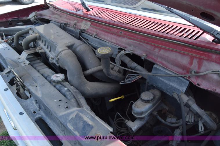 image for item L2557 1989 Ford Econoline E150 van