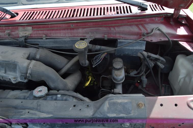 image for item L2557 1989 Ford Econoline E150 van