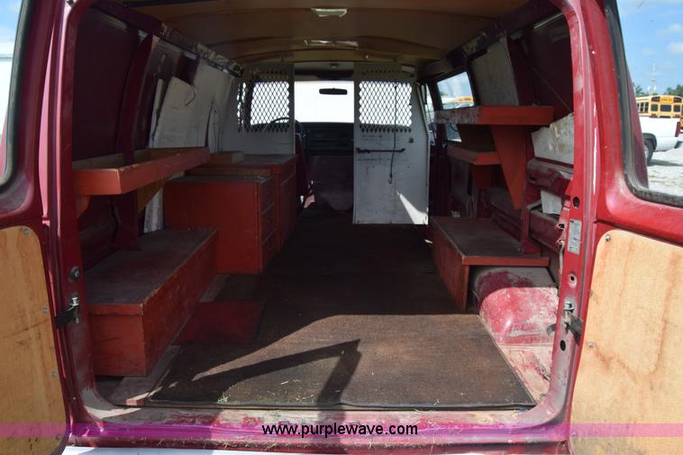 image for item L2557 1989 Ford Econoline E150 van