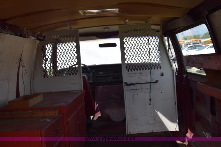 image for item L2557 1989 Ford Econoline E150 van