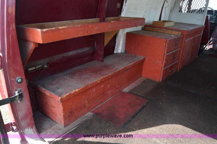 image for item L2557 1989 Ford Econoline E150 van