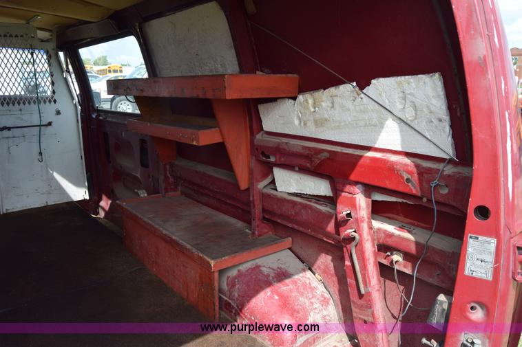 image for item L2557 1989 Ford Econoline E150 van