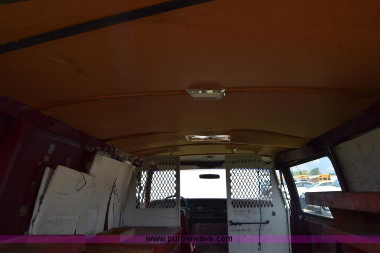 image for item L2557 1989 Ford Econoline E150 van