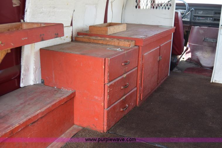 image for item L2557 1989 Ford Econoline E150 van