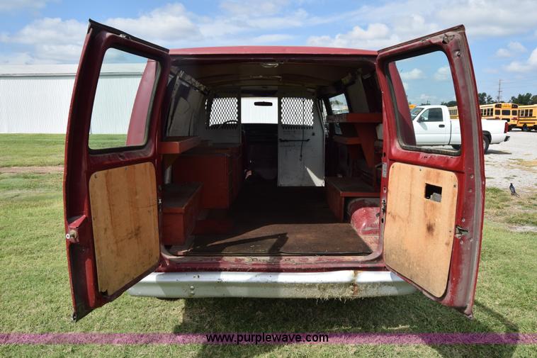 image for item L2557 1989 Ford Econoline E150 van