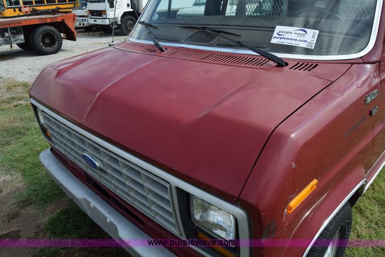 image for item L2557 1989 Ford Econoline E150 van