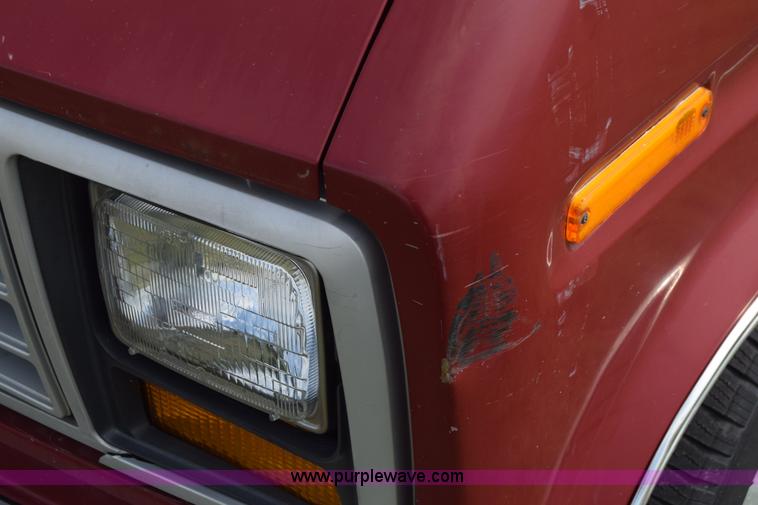 image for item L2557 1989 Ford Econoline E150 van