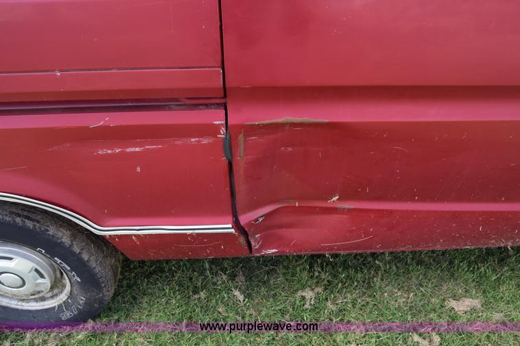 image for item L2557 1989 Ford Econoline E150 van