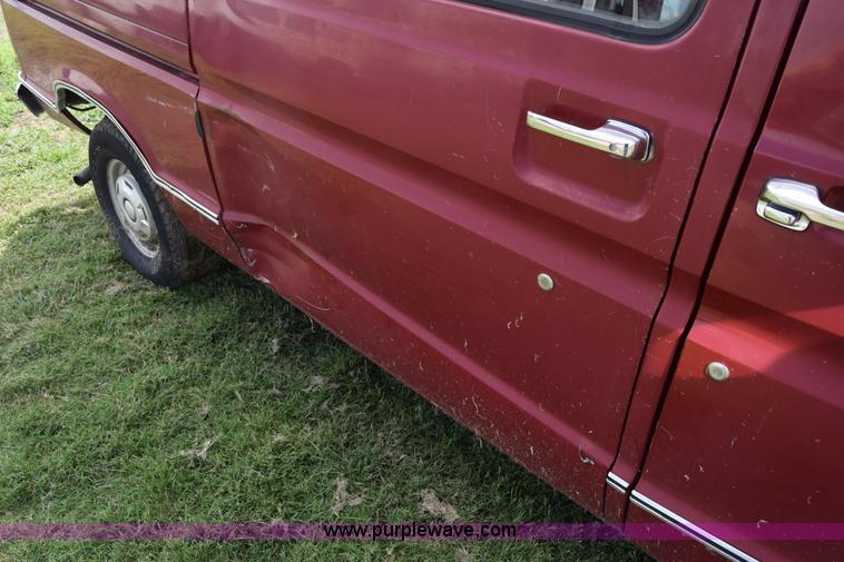 image for item L2557 1989 Ford Econoline E150 van