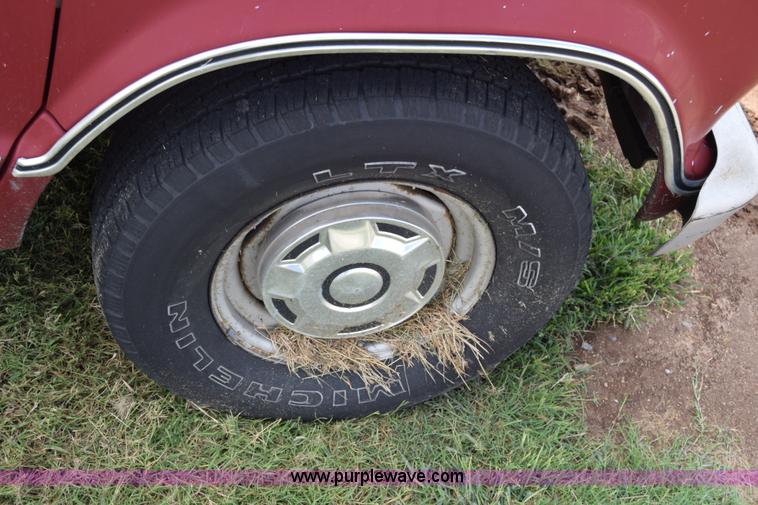 image for item L2557 1989 Ford Econoline E150 van