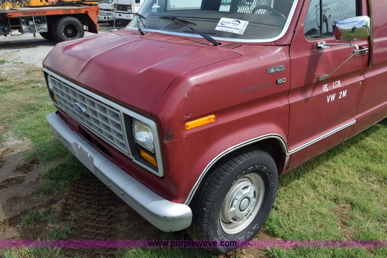 image for item L2557 1989 Ford Econoline E150 van