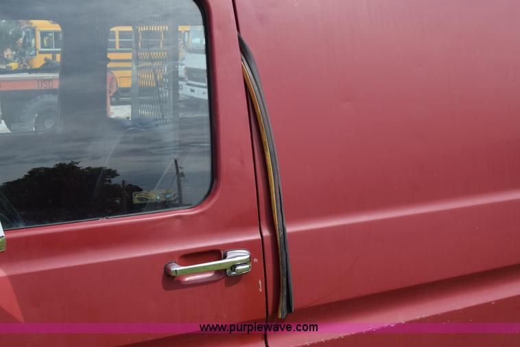 image for item L2557 1989 Ford Econoline E150 van