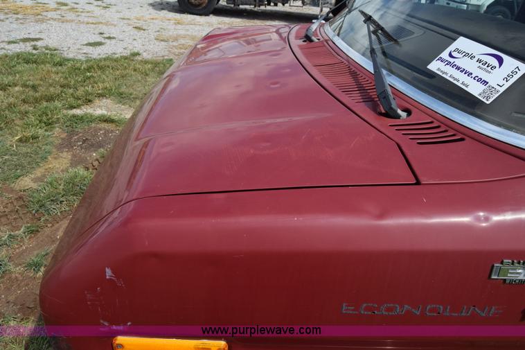 image for item L2557 1989 Ford Econoline E150 van