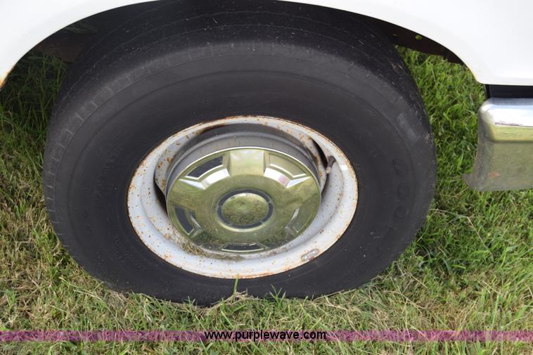 image for item L2558 1994 Ford F250 HD flatbed pickup truck