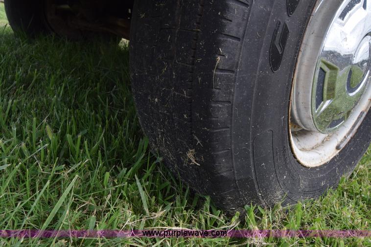 image for item L2558 1994 Ford F250 HD flatbed pickup truck