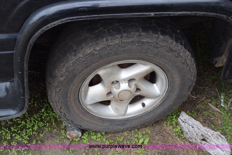 image for item L2573 1999 Dodge Ram 1500 Quad Cab pickup truck