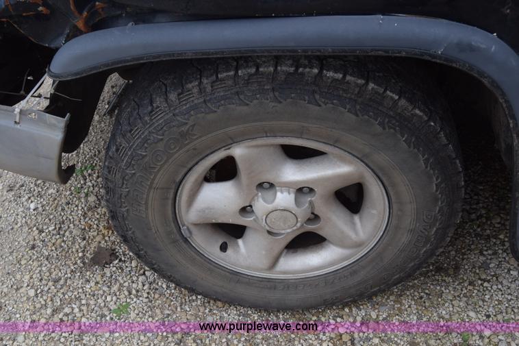 image for item L2573 1999 Dodge Ram 1500 Quad Cab pickup truck