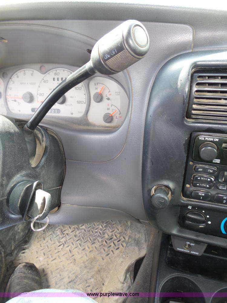 image for item L4033 2003 Ford Ranger XLT SuperCab pickup truck