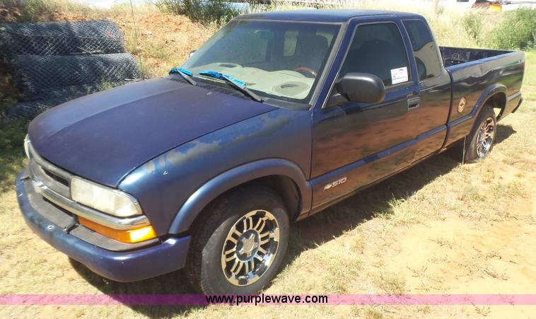 image for item L5985 2000 Chevrolet S10 pickup truck