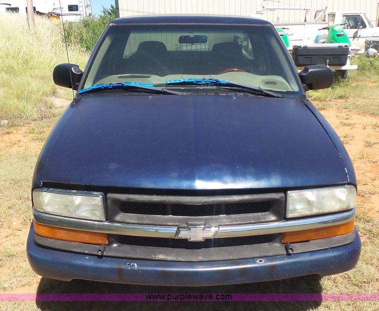 image for item L5985 2000 Chevrolet S10 pickup truck