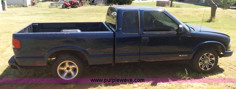 image for item L5985 2000 Chevrolet S10 pickup truck