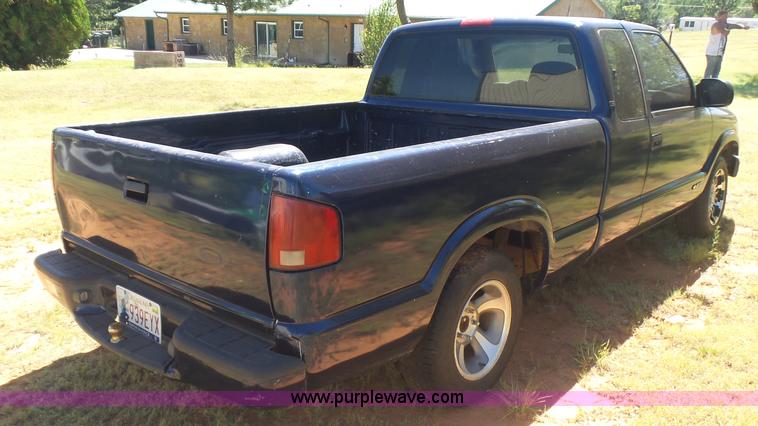 image for item L5985 2000 Chevrolet S10 pickup truck