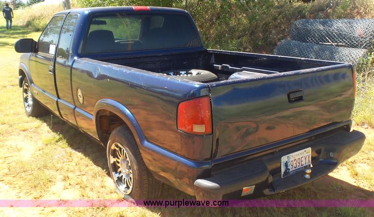 image for item L5985 2000 Chevrolet S10 pickup truck