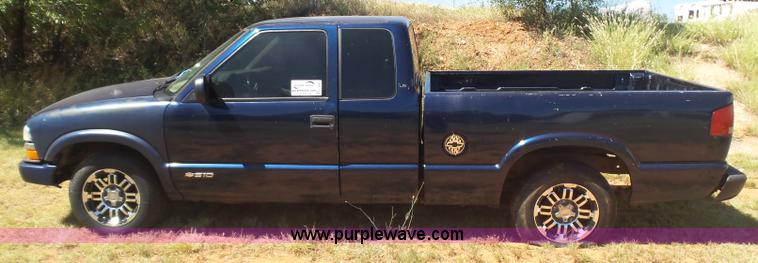 image for item L5985 2000 Chevrolet S10 pickup truck