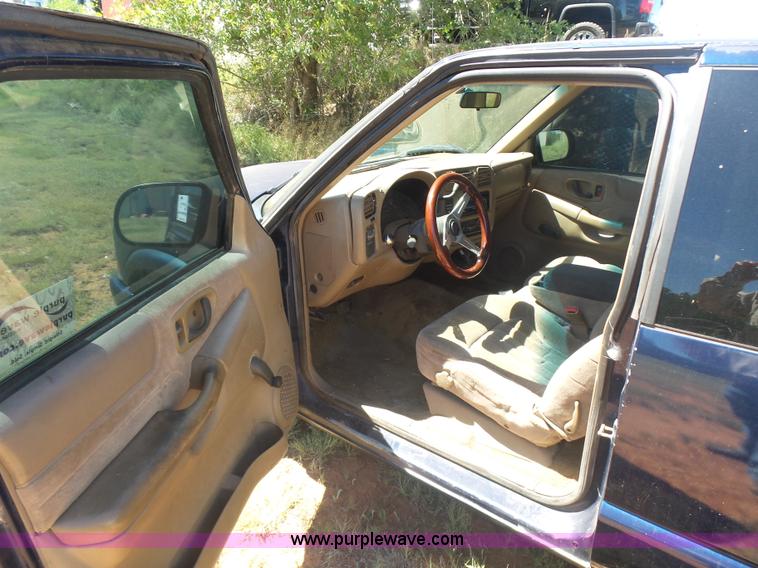 image for item L5985 2000 Chevrolet S10 pickup truck