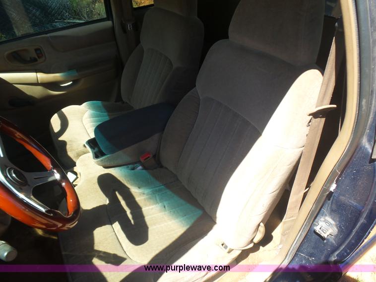 image for item L5985 2000 Chevrolet S10 pickup truck