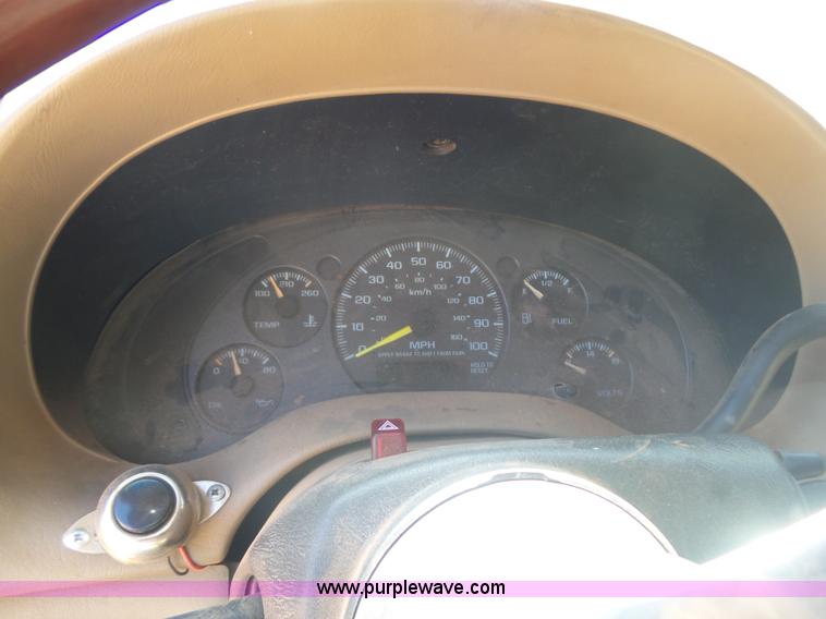 image for item L5985 2000 Chevrolet S10 pickup truck