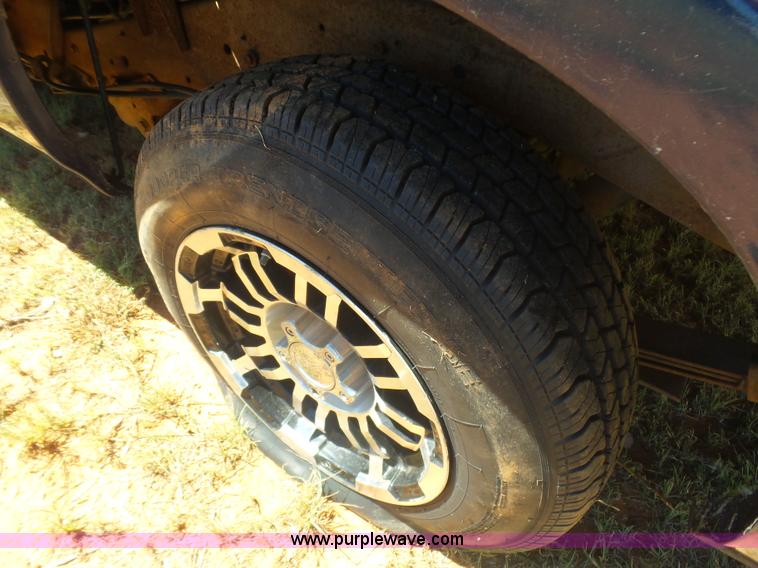 image for item L5985 2000 Chevrolet S10 pickup truck