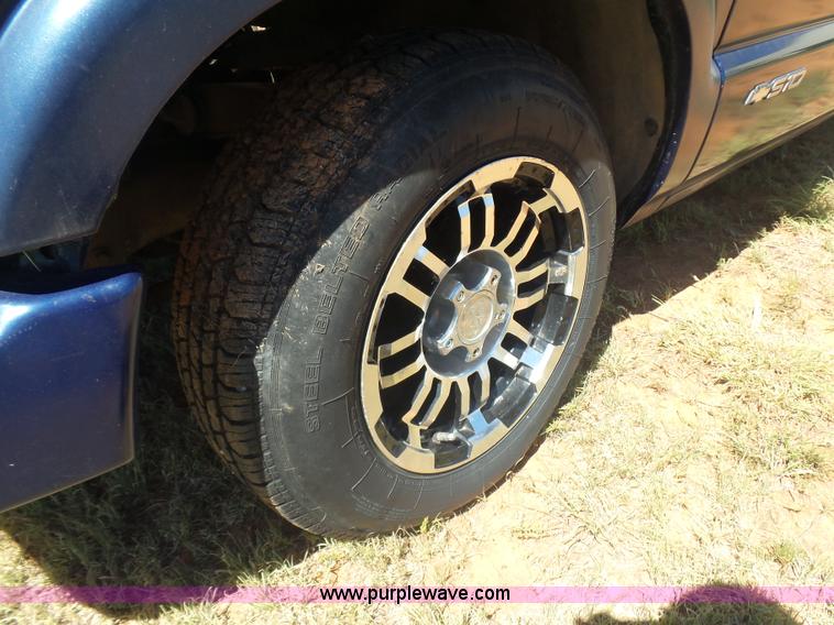 image for item L5985 2000 Chevrolet S10 pickup truck